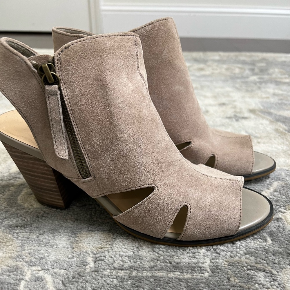Tan suede sandals, 9W EUC